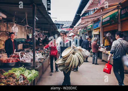Local Kunming 昆明市 food market, Yunnan province, China Stock Photo - Alamy