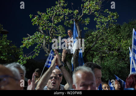 Athen, Greece. 04th July, 2019. In a speech by party leader Kyriakos Mitsotakis four days before the Greek parliamentary elections on July 7, 2019, supporters of the conservative party 'New Democracy' applauded the party. Credit: Socrates Baltagiannis/dpa/Alamy Live News Stock Photo