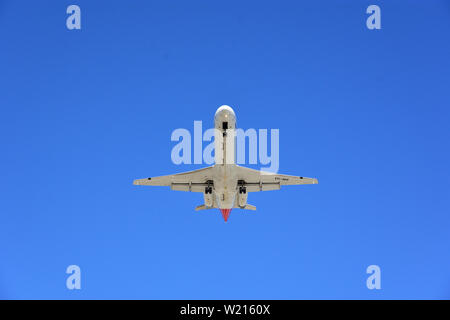 Fokker F100 VH-NHI of QantasLink, on approach to Perth Airport, Western Australia Stock Photo