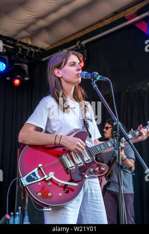 Die Sängerin Angie McMahon aus Melbourne, Australien, Orange Blossom ...