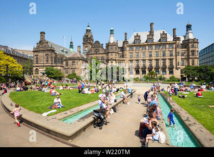 sheffield city center town hall and lots of people in the peace gardens sheffield city centre south yorkshire england gb uk europe Stock Photo