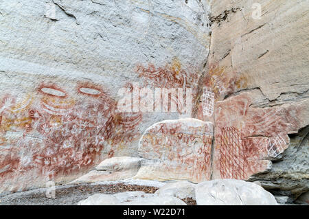 A display of well preserved Aboriginal rock stencil art, believed to be 3,650 years old on the white sandstone rocks in the Carnarvon Gorge National P Stock Photo