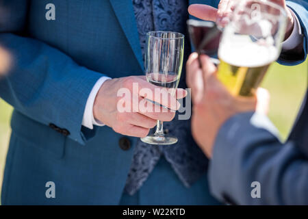 Bräutigam mit Champagner Glas Stock Photo