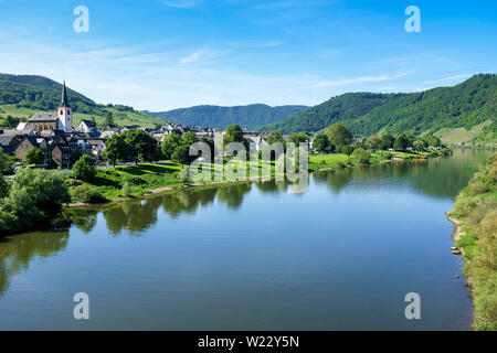 Germany, Rhineland-Palatinate, Bruttig-Fankel, 01.06.2019: View of the wine village Bruttig-Fankel on the Moselle Stock Photo