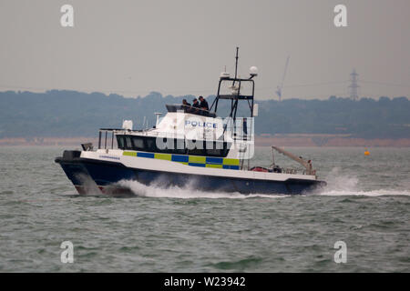 Hampshire Constabulary police boat Commander enters the river Hamble in ...