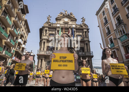 Pamplona, Navarra, Spain. 5th July, 2019. Activist against animal cruelty holds a banner anti bullfightings during a performance before the San Fermin celebrations in Pamplona, Spain. Credit: Celestino Arce Lavin/ZUMA Wire/Alamy Live News Stock Photo
