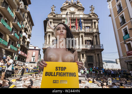 Pamplona, Navarra, Spain. 5th July, 2019. Activist against animal cruelty holds a banner anti bullfightings during a performance before the San Fermin celebrations in the main square of Pamplona, Spain. Credit: Celestino Arce Lavin/ZUMA Wire/Alamy Live News Stock Photo