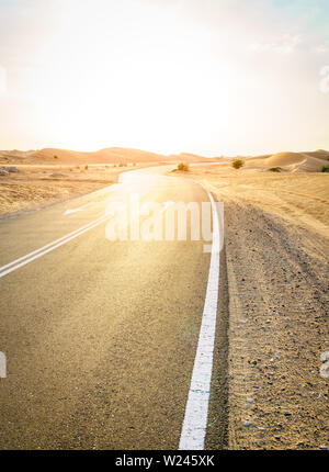 Empty desert road in the UAE between Dubai and Al Ain Stock Photo - Alamy
