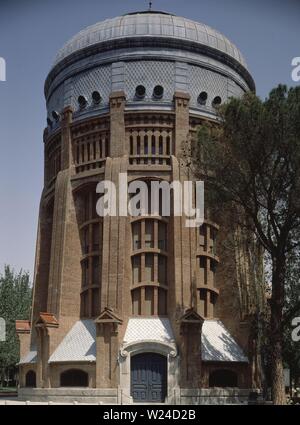 DEPOSITO ELEVADO DEL CANAL- PRESTO SERVICIO ENTRE 1911 Y 1952- ACTUALMENTE SALA DE EXPOSICION. Author: AGUINAGA R / MOYA L / MONTALVO M. Location: CANAL DE ISABEL II. SPAIN. Stock Photo