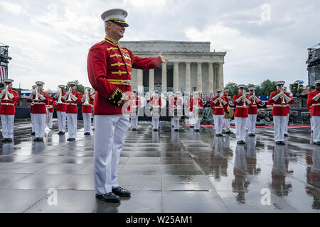 Washington, United States Of America. 04th July, 2019. Members of the U.S. Marine Corps Band march in formation and perform at the Salute to America event Thursday, July 4, 2019, at the Lincoln Memorial in Washington, DC People: President Donald Trump Credit: Storms Media Group/Alamy Live News Stock Photo