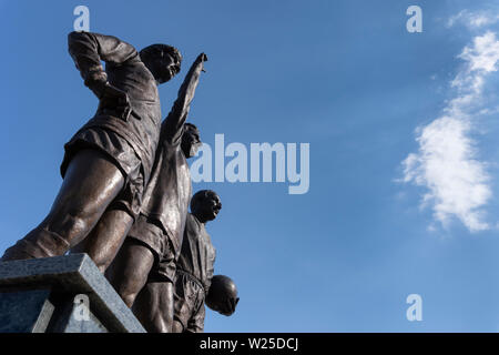 'The United Trinity' - a sculpture outside Old Trafford, Manchester United's football stadium, featuring George Best, Denis Law and Sir Bobby Charlton Stock Photo