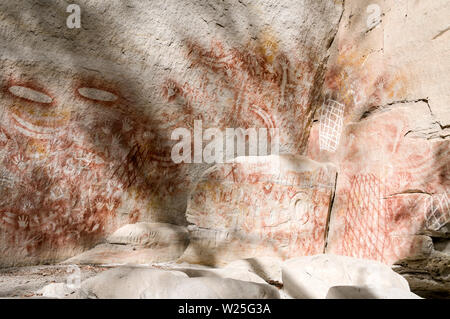 A display of well preserved Aboriginal rock stencil art, believed to be 3,650 years old on the white sandstone rocks at the ‘Art Gallery’ in the Carna Stock Photo