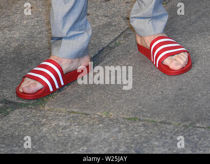 Berlin, Germany. 05th July, 2019. A guest comes to the Vogue Party in bath slippers. The collections for Spring/Summer 2020 will be presented at Berlin Fashion Week. Credit: Britta Pedersen/dpa-Zentralbild/dpa/Alamy Live News Stock Photo