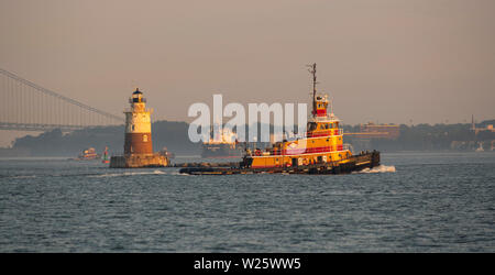 Sunset lights hits the boats moving around off Constable Hook in the Main Channel, Upper New York Bay Stock Photo