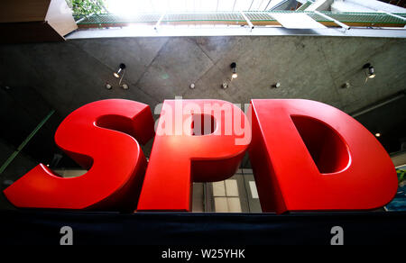 Pforzheim, Germany. 06th July, 2019. An oversized logo of the SPD can be seen at the party conference of the SPD Baden-Württemberg in the Fritz-Erler-Schule. The party conference will focus on the situation of the SPD and education policy in the southwest. Credit: Christoph Schmidt/dpa/Alamy Live News Stock Photo