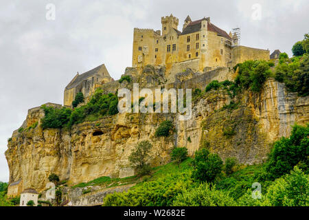 Château de Castelnaud-la-Chapelle, medieval fortress in the commune of Castelnaud-la-Chapelle, overlooking the Dordogne River in Périgord, France. Stock Photo