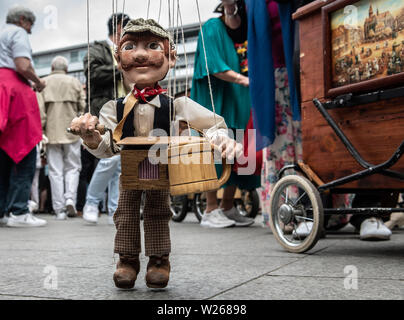 Berlin, Germany. 06th July, 2019. A barrel organ player from the Czech Republic shows a marionette with barrel organ at the 40th International Festival of Barrel Organ at Breitscheidplatz. Until 07.07.2019, the typical sounds from the barrel organ will be heard around Breitscheidplatz at a small folk festival with market stalls. Credit: Paul Zinken/dpa/Alamy Live News Stock Photo