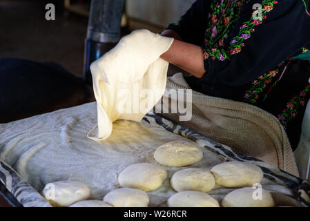 https://l450v.alamy.com/450v/w26rcr/close-up-arabian-old-woman-hand-cooking-flatbread-or-laffa-or-pita-bread-for-ramadan-arabic-holiday-w26rcr.jpg