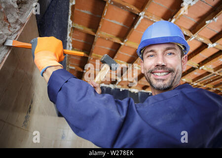 constructon worker using a hammer and chisel Stock Photo - Alamy
