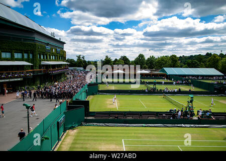 6th July 2019, The All England Lawn Tennis and Croquet Club, Wimbledon, England, Wimbledon Tennis Tournament, Day 6; Fans walk into the Wimbledon grounds Stock Photo