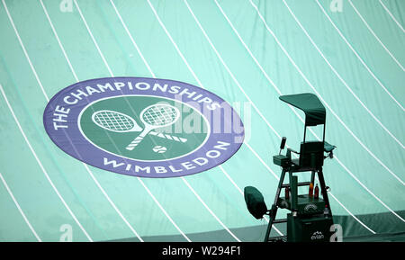 A view of the covers on Centre court on Middle Sunday Practice of the Wimbledon Championships at the All England Lawn Tennis and Croquet Club, Wimbledon. Stock Photo