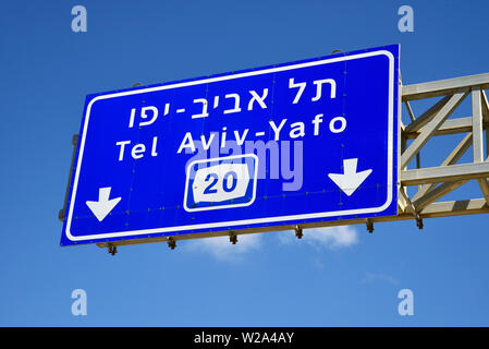 Road sign Highway 20 to Tel Aviv-Yafo Stock Photo