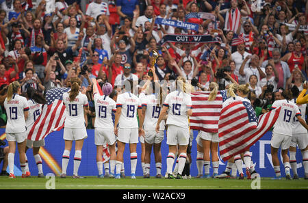 Lyon, France. 07th July, 2019. Décines-Charpieu: Football, women: WM, USA - Netherlands, Final, Stade de Lyon: The US players celebrate their victory with the fans and wear shirts with the inscription 'Champions 19'. Credit: dpa picture alliance/Alamy Live News Stock Photo