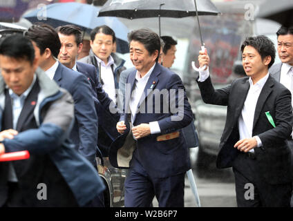 Tokyo, Japan. 7th July, 2019. Japanese Prime Minister and leader of the ruling Liberal Democratic Party (LDP) Shinzo Abe arrives at a campaign for the July 21 Upper House election in Tokyo on Sunday, July 7, 2019. Credit: Yoshio Tsunoda/AFLO/Alamy Live News Stock Photo