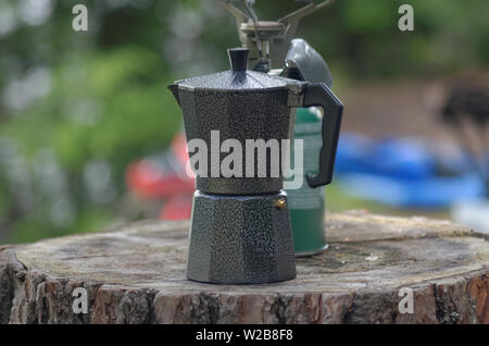 https://l450v.alamy.com/450v/w2b8f8/an-espresso-coffee-pot-and-single-burner-camp-stove-on-a-log-w2b8f8.jpg
