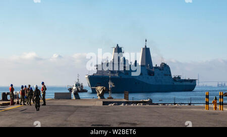 190626-N-HG389-0001 ROTA, SPAIN (June 26, 2019) - The San Antonio-class amphibious transport dock ship USS Arlington (LPD 24) pulls into Naval Station Rota, Spain, June 26, 2019. The Arlington is making a scheduled deployment as part of the 22nd MEU and the Kearsarge Amphibious Ready Group, in support of maritime security operations, crisis response and theater security cooperation, while also providing a forward Naval and Marine presence. (U.S. Navy photo by Mass Communication Specialist 2nd Class Brandon Parker/Released) Stock Photo
