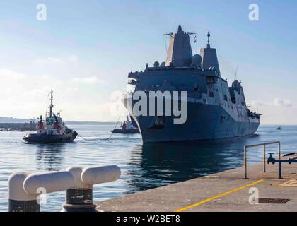 190626-N-HG389-0017 ROTA, SPAIN (June 26, 2019) - The San Antonio-class amphibious transport dock ship USS Arlington (LPD 24) pulls into Naval Station Rota, Spain, June 26, 2019. The Arlington is making a scheduled deployment as part of the 22nd MEU and the Kearsarge Amphibious Ready Group, in support of maritime security operations, crisis response and theater security cooperation, while also providing a forward Naval and Marine presence. (U.S. Navy photo by Mass Communication Specialist 2nd Class Brandon Parker/Released) Stock Photo
