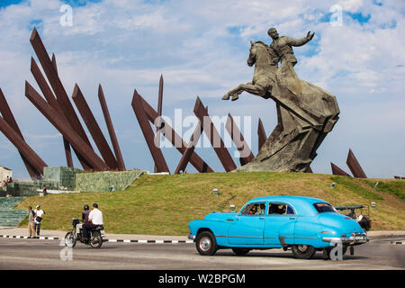 Cuba, Santiago de Cuba Province, Santiago de Cuba, Plaza de la Revolution, Statue of Antonio Maceo waves the people on to join battle Stock Photo