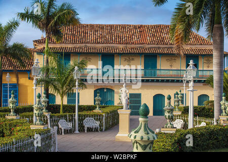 Cuba, Trinidad, Plaza Mayor, Galeria de Arte at the former Palacio Ortiz - The Casa de Aldeman Ortiz - a Colonial mansion from 1809 that was originally built for Ortiz de Zuniga, a slave trader and mayor of Trinidad. Stock Photo