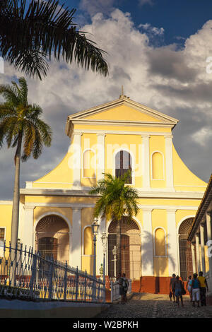 Cuba, Trinidad, Plaza Mayor, Iglesia Parroquial de la Santisima Trinidad - Church of the Holy Trinity Stock Photo