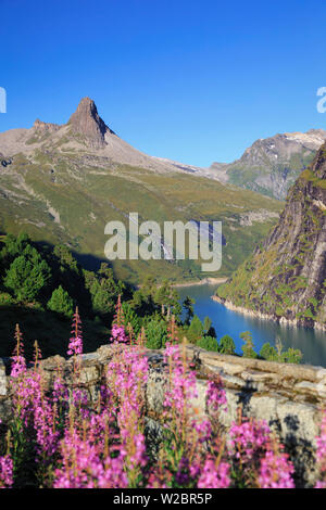 Switzerland, Graubunden, Vals, Zervreilasee Reservoir and Zervreilahorn Peak