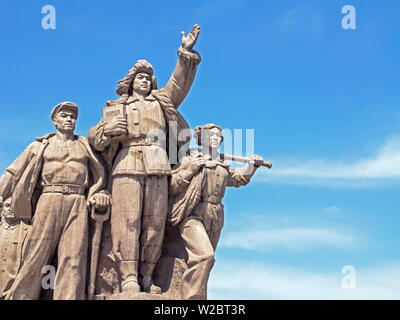 China, Beijing, Statue of marching Chinese army soldiers in front of Chairman Mao Memorial Hall / Mausoleum, Tiananmen Square Stock Photo