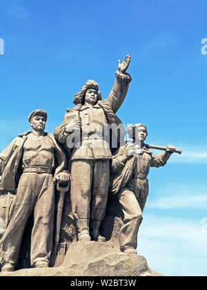 China, Beijing, Statue of marching Chinese army soldiers in front of Chairman Mao Memorial Hall / Mausoleum, Tiananmen Square Stock Photo