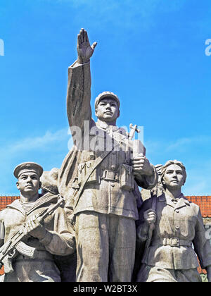 China, Beijing, Statue of marching Chinese army soldiers in front of Chairman Mao Memorial Hall / Mausoleum, Tiananmen Square Stock Photo