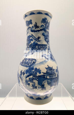 Blue and white vase (Qing dynasty), Shanghai Museum, People's Square, Shanghai, China Stock Photo