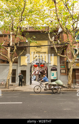 Gateway to Shikumen housing in the French Concession, Shanghai, China Stock Photo