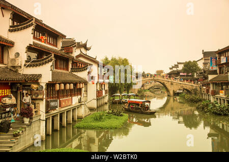 Canal and bridge, Qibao, Shanghai, China Stock Photo