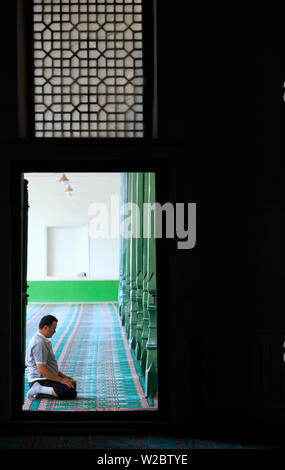 People in Id Kah Mosque, Kashgar (Kashi), Kashgar Prefecture, Xinjiang Uyghur Autonomous Region, China Stock Photo