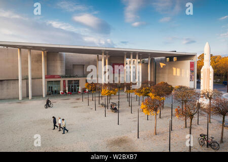 Germany, Nordrhein-Westfalen, Bonn, Museumsmeile, Bundeskunsthalle, museum of technology and art, exterior, dusk Stock Photo