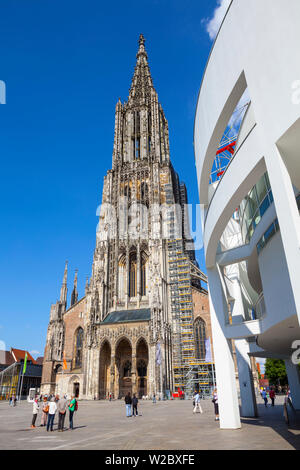 Ulm Minster (Ulmer Muenster), and Stadthaus Gallery, Old Town, Ulm, Baden-Wurttemberg, Germany Stock Photo