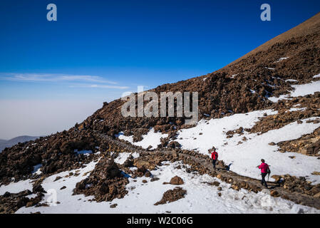 Spain, Canary Islands, Tenerife, Parque Nacional del Teide, Pico del Teide, summit hikers Stock Photo