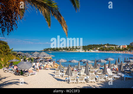 Beach in Antibes (Cap Antibes in background), Alpes-Maritimes, Provence-Alpes-Cote D'Azur, French Riviera, France Stock Photo