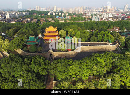 (190708) -- BEIJING, July 8, 2019 (Xinhua) -- Aerial photo taken on June 4, 2016 shows the Yueyang Tower along the riverside of the Dongting Lake in Yueyang, central China's Hunan Province. Located in central China, Hunan Province is well-known for its varied topography. It abuts the Dongting Lake to the north, and the east, south and west sides of the province are surrounded by mountains, with Wuling and Xuefeng Mountains to the west, Nanling Mountain to the south, Luoxiao and Mufu Mountains to the east. The Xiangjiang, Zijiang, Yuanjiang and Lishui Rivers converge on the Yangtze River at the Stock Photo