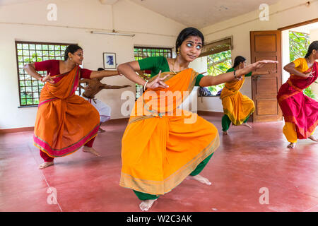 Students of traditional Indian dance in class, Chennai (Madras), Tamil Nadu, India Stock Photo