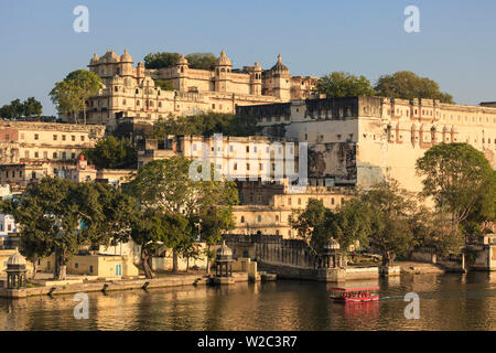 India, Rajasthan, Udaipur, view of Lal Ghat and City Palace Complex Stock Photo