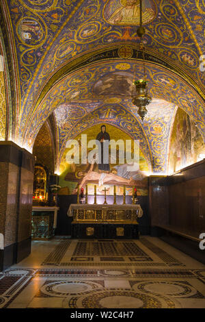 Israel, Jerusalem, Church of the Holy Sepulchre, Calvary (or Golgotha), featuring a mosaic of Jesus - the place where Jesus was crucified - which is Station 11 on the Via Dolorosa Stock Photo